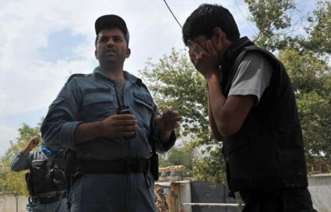 Un adolescent kamikaze a tué au moins six personnes, surtout des enfants, à proximité du QG de l'Otan en plein coeur de Kaboul, un attentat qui illustre à nouveau l'impossibilité pour les Afghans de sécuriser leur pays à deux ans du départ des forces étrangères. Un adolescent kamikaze a tué au moins six personnes, surtout des enfants, à proximité du QG de l'Otan en plein coeur de Kaboul, un attentat qui illustre à nouveau l'impossibilité pour les Afghans de sécuriser leur pays à deux ans du départ des forces étrangères.