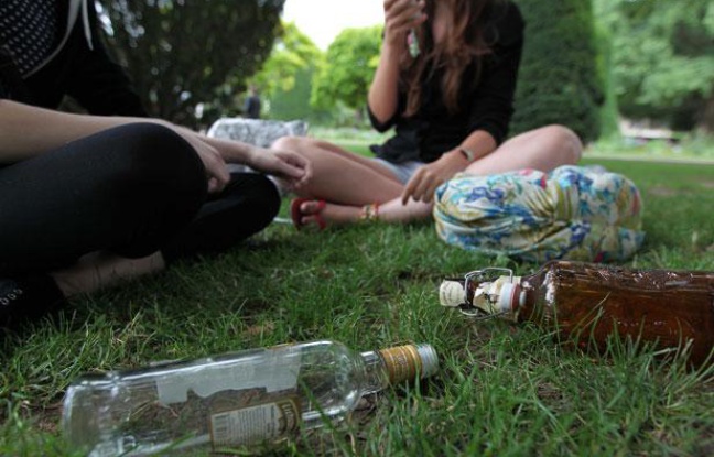 Des jeunes et des bouteilles d'alcool, place de la République à Strasbourg, le 2 juillet 2012 Des jeunes et des bouteilles d'alcool, place de la République à Strasbourg, le 2 juillet 2012