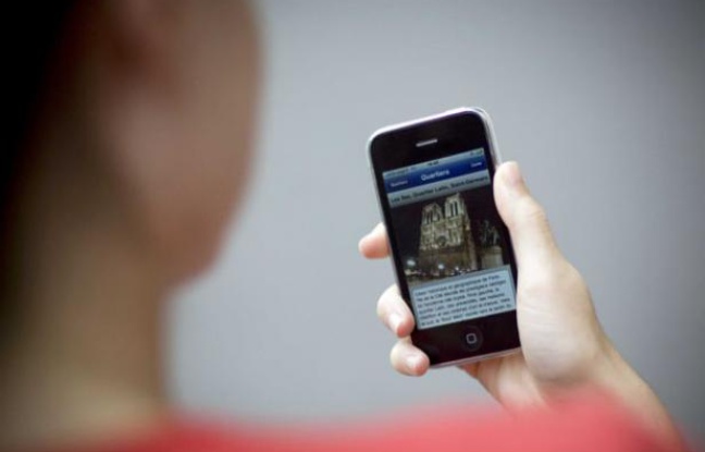 Un utilisateur surfe sur son smartphone. Un utilisateur surfe sur son smartphone.