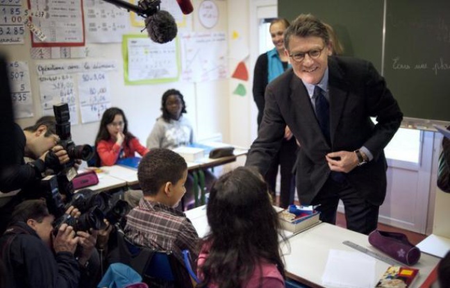 Vincent Peillon a annoncé sur France Culture le recrutement de "près de 40.000 professeurs" en 2013 Vincent Peillon a annoncé sur France Culture le recrutement de "près de 40.000 professeurs" en 2013