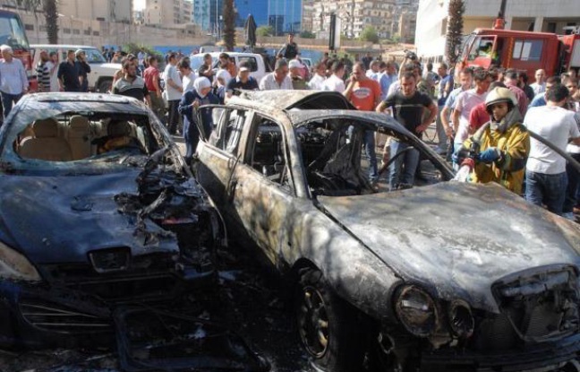 Trois attentats à la bombe ont frappé vendredi Damas tuant cinq policiers, lors d'une nouvelle journée de combats meurtriers entre soldats et rebelles sur plusieurs fronts en Syrie et de manifestations hostiles au régime de Bachar al-Assad. Trois attentats à la bombe ont frappé vendredi Damas tuant cinq policiers, lors d'une nouvelle journée de combats meurtriers entre soldats et rebelles sur plusieurs fronts en Syrie et de manifestations hostiles au régime de Bachar al-Assad.