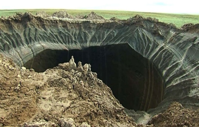 Un trou dans le pergélisol découvert en Russie, le 16 juillet 2014. Un trou dans le pergélisol découvert en Russie, le 16 juillet 2014.