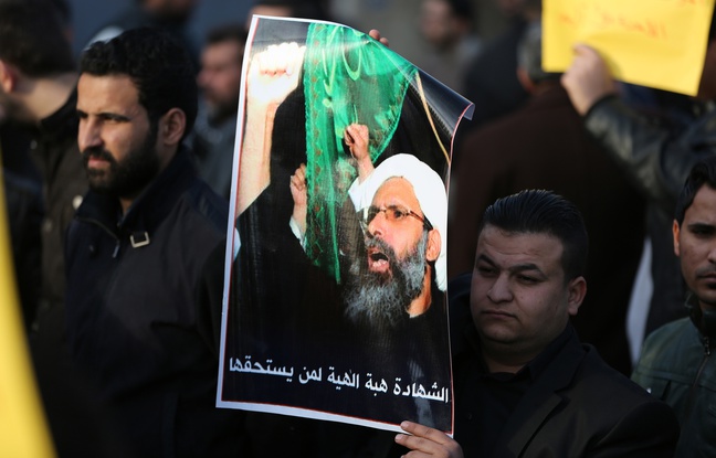 Un homme tient une pancarte représentant l'émir exécuté lors d'une manifestation à Bagdad en Irak. Un homme tient une pancarte représentant l'émir exécuté lors d'une manifestation à Bagdad en Irak.
