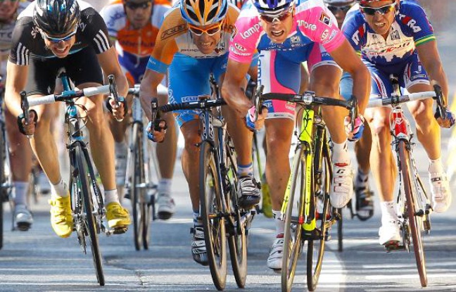 L'Italien Alessandro Petacchi (en rose) a réglé au sprint ses rivaux Boasson Hagen (à gauche), Dean (en orange) et McEwen (à droite), le 7 juillet 2010 L'Italien Alessandro Petacchi (en rose) a réglé au sprint ses rivaux Boasson Hagen (à gauche), Dean (en orange) et McEwen (à droite), le 7 juillet 2010