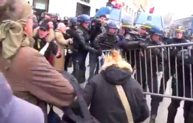Zapping: Heurts, débordements, et gaz lacrymogènes à la «manif pour tous»
Zapping: Heurts, débordements, et gaz lacrymogènes à la «manif pour tous»