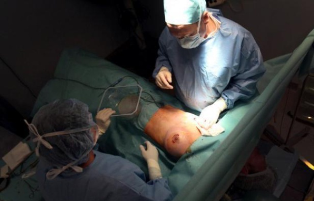Les milliers de femmes porteuses de prothèses mammaires PIP devraient savoir ce vendredi si elles doivent systématiquement se faire ré-opérer pour retirer ces implants suspectés de présenter un risque de cancer. Les milliers de femmes porteuses de prothèses mammaires PIP devraient savoir ce vendredi si elles doivent systématiquement se faire ré-opérer pour retirer ces implants suspectés de présenter un risque de cancer.