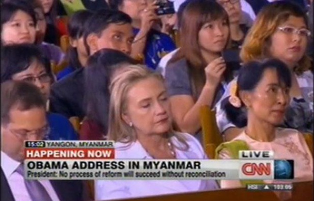 Capture d'écran de la chaîne américaine CNN montrant Hillary Clinton en train de dormir pendant le discours de Barack Obama en Birmanie, le 19 novembre 2012. Capture d'écran de la chaîne américaine CNN montrant Hillary Clinton en train de dormir pendant le discours de Barack Obama en Birmanie, le 19 novembre 2012.