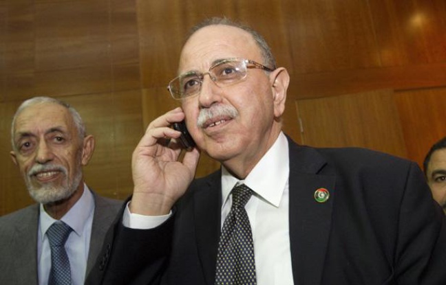Abdel Rahim al-Kib parle au téléphone alors qu'il vient d'être élu Premier ministre de la Libye, le 31 octobre 2011. Abdel Rahim al-Kib parle au téléphone alors qu'il vient d'être élu Premier ministre de la Libye, le 31 octobre 2011.