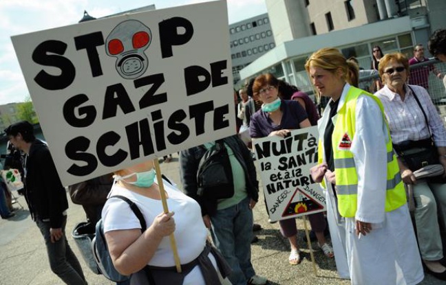 Des opposants aux explorations de gaz de schiste, à Meaux, le 17 avril 2011. Des opposants aux explorations de gaz de schiste, à Meaux, le 17 avril 2011.
