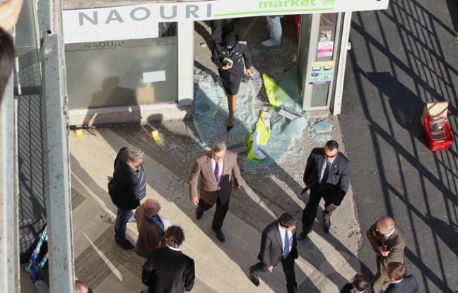 Le ministre de l'Intérieur Manuel Valls s'est rendu sur les lieux de l'attaque d'un magasin casher le 19 septembre 2012 à Sarcelles (Val-d'Oise). Le ministre de l'Intérieur Manuel Valls s'est rendu sur les lieux de l'attaque d'un magasin casher le 19 septembre 2012 à Sarcelles (Val-d'Oise).