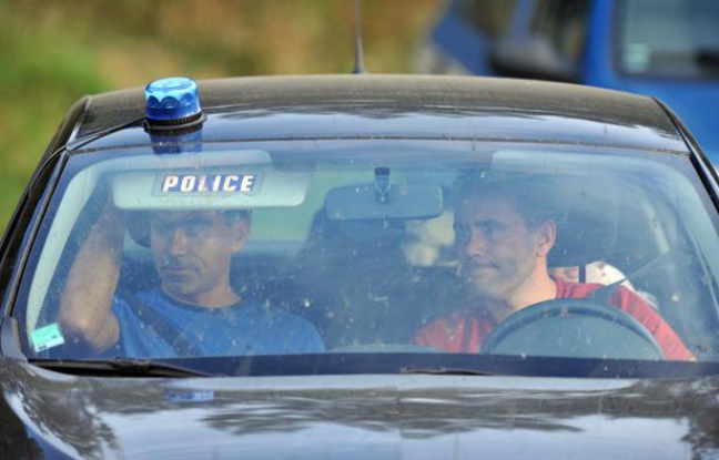 Des policiers recherchent le corps de Fiona, le 27 septembre à Aydat (Puy-de-Dôme). Des policiers recherchent le corps de Fiona, le 27 septembre à Aydat (Puy-de-Dôme).