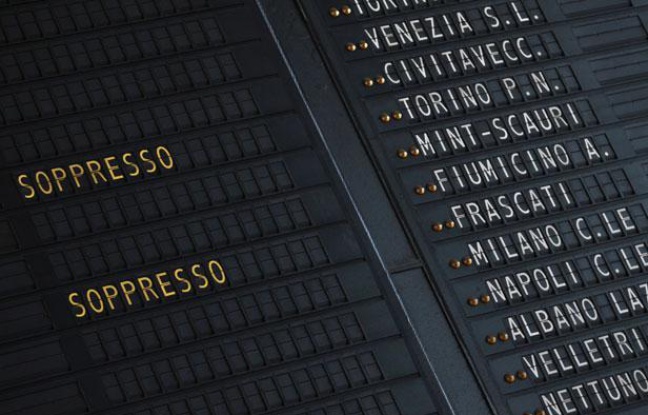 Un tableau d'affichage annonce les trains annulés à la gare Termini de Rome, du fait d'une grève, le 27 janvier 2012. Un tableau d'affichage annonce les trains annulés à la gare Termini de Rome, du fait d'une grève, le 27 janvier 2012.