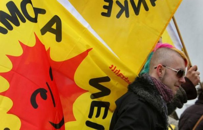 Des milliers de personnes ont manifesté dans toute l'Allemagne contre l'énergie nucléaire dimanche, jour du premier anniversaire de la catastrophe de Fukushima au Japon. Des milliers de personnes ont manifesté dans toute l'Allemagne contre l'énergie nucléaire dimanche, jour du premier anniversaire de la catastrophe de Fukushima au Japon.