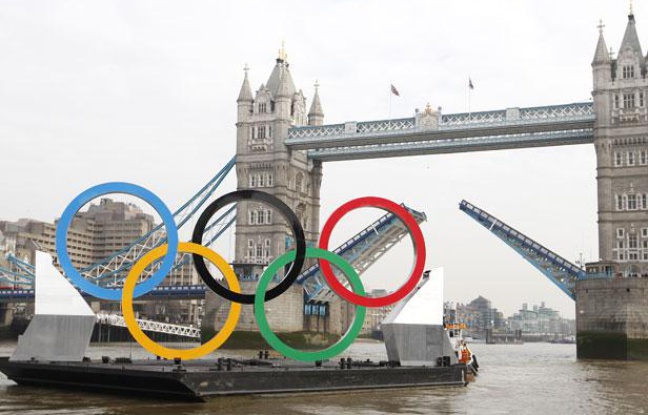 Les anneaux olympiques sous le Tower Bridge, le 28 février 2012 Les anneaux olympiques sous le Tower Bridge, le 28 février 2012