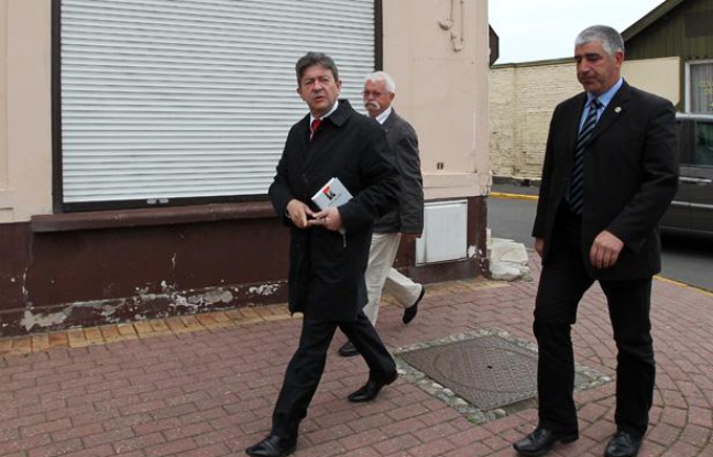 Jean-Luc Mélenchon, candidat du Front de gauche pour les élections législatives dans la 11ème circonscription du Pas-de-Calais, votait à Hénin-Beaumont le 10 juin 2012. Jean-Luc Mélenchon, candidat du Front de gauche pour les élections législatives dans la 11ème circonscription du Pas-de-Calais, votait à Hénin-Beaumont le 10 juin 2012.
