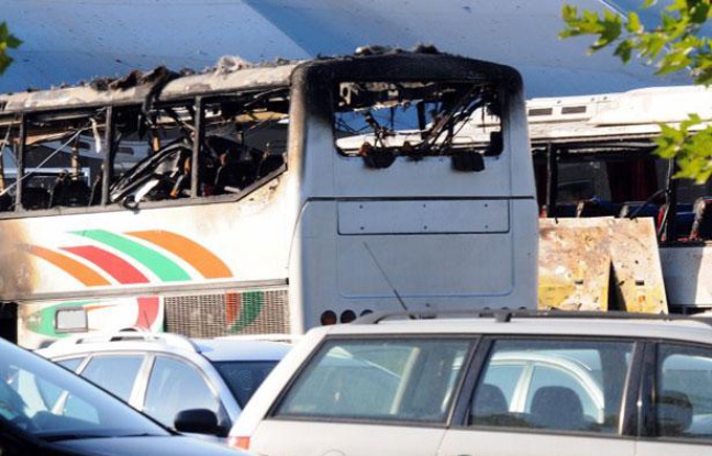 Bus cible d'un attentat à Bourgas, en Bulgarie, le 18 juillet 2012. Bus cible d'un attentat à Bourgas, en Bulgarie, le 18 juillet 2012.