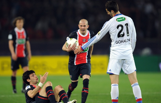En 2012, Maxime Gonalons mettait déjà au sol Javier Pastore. Et ce sous les yeux de Christophe Jallet, qui évoluait alors sous le maillot parisien. En 2012, Maxime Gonalons mettait déjà au sol Javier Pastore. Et ce sous les yeux de Christophe Jallet, qui évoluait alors sous le maillot parisien.