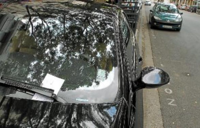 Les policiers verbaliseront les voitures mal garées, notamment sur les places de livraison. Les policiers verbaliseront les voitures mal garées, notamment sur les places de livraison.