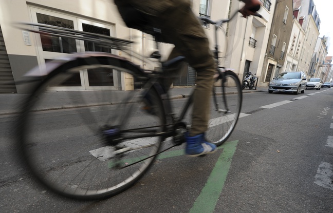 Illustration d'un cycliste sur une piste cyclage en contre sens dans les rues de Nantes, le 14 mars 2012. Illustration d'un cycliste sur une piste cyclage en contre sens dans les rues de Nantes, le 14 mars 2012.