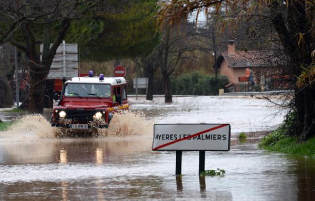 Un véhicule de secours dans les rues inondées à Hyères après de fortes pluies dans le Var le 19 janvier 2014. Un véhicule de secours dans les rues inondées à Hyères après de fortes pluies dans le Var le 19 janvier 2014.