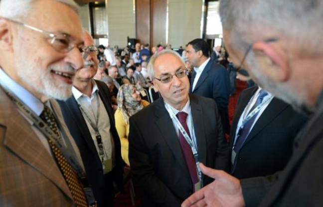 Le chef du Conseil national syrien (CNS), principale coalition de l'opposition syrienne à l'étranger, va insister mercredi à Moscou auprès des dirigeants russes sur son refus de toute transition politique avant le départ du pouvoir du président Bachar al-Assad. Le chef du Conseil national syrien (CNS), principale coalition de l'opposition syrienne à l'étranger, va insister mercredi à Moscou auprès des dirigeants russes sur son refus de toute transition politique avant le départ du pouvoir du président Bachar al-Assad.