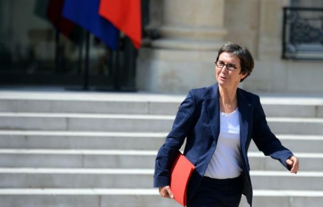 La ministre des Sports, Valérie Fourneyron, s'est prononcée mercredi pour l'interdiction du port du voile dans les compétitions sportives féminines en France, tout en se refusant à condamner l'autorisation donnée aux footballeuses dans les compétitions internationales. La ministre des Sports, Valérie Fourneyron, s'est prononcée mercredi pour l'interdiction du port du voile dans les compétitions sportives féminines en France, tout en se refusant à condamner l'autorisation donnée aux footballeuses dans les compétitions internationales.