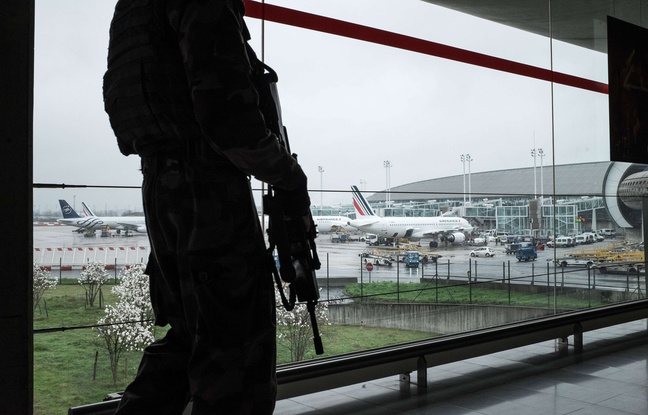 Des militaires de l'opération Sentinelle patrouillent à Roissy Charles de Gaulle, le 18 mars 2017. Des militaires de l'opération Sentinelle patrouillent à Roissy Charles de Gaulle, le 18 mars 2017.