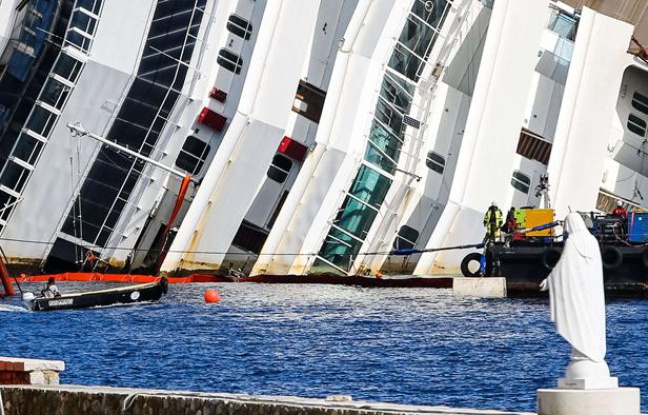 Début de l'opération de redressement du Costa Concordia, le 16 septembre 2013 en Italie. Début de l'opération de redressement du Costa Concordia, le 16 septembre 2013 en Italie.