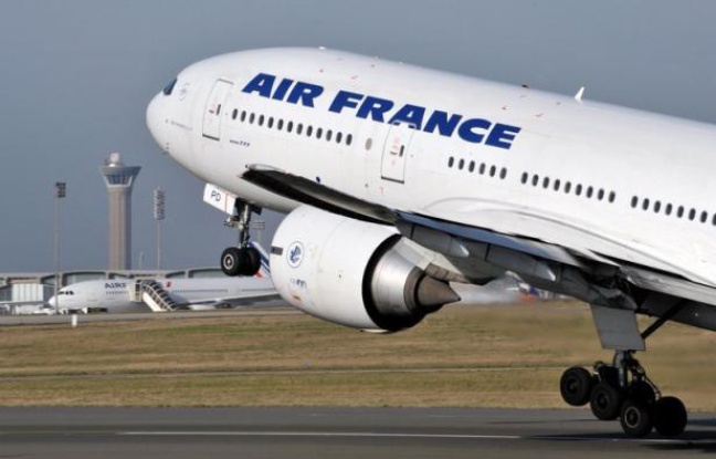 Le trafic sur le réseau Air France va être perturbé à partir de samedi, en pleines vacances de la Toussaint, en raison d'une grève des hôtesses et stewards, mais la compagnie prévoit d'assurer 80% de ses vols, sans exclure des "annulations à chaud" supplémentaires. Le trafic sur le réseau Air France va être perturbé à partir de samedi, en pleines vacances de la Toussaint, en raison d'une grève des hôtesses et stewards, mais la compagnie prévoit d'assurer 80% de ses vols, sans exclure des "annulations à chaud" supplémentaires.
