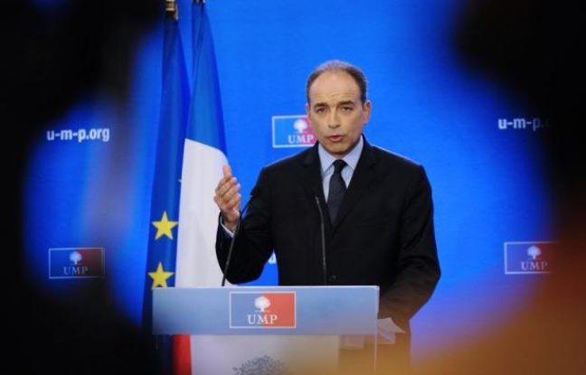 Jean-François Copé, pas encore officiellement candidat à la présidence de l'UMP, se prépare activement à cette bataille et essaie de polir son image d'homme jugé parfois trop cassant en assurant ne pas être "quelqu'un d'agressif" dans un entretien à L'Express daté de mercredi. Jean-François Copé, pas encore officiellement candidat à la présidence de l'UMP, se prépare activement à cette bataille et essaie de polir son image d'homme jugé parfois trop cassant en assurant ne pas être "quelqu'un d'agressif" dans un entretien à L'Express daté de mercredi.