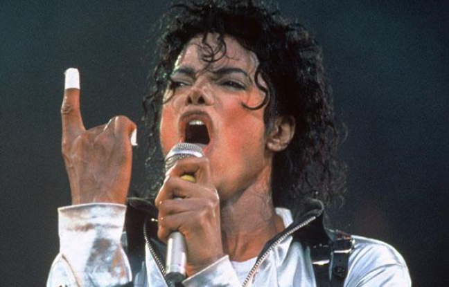 L'artiste du millénaire
Si son évocation auprès des moins de 20 ans ne provoque aucun émoi, il ne faut pas oublier que Michael Jackson est avant tout un véritable génie de la musique. Sacré Artiste du Millénaire en 2000, il est l'homme ayant vendu le plus de disques au monde en seulement cinq albums solo. L'artiste du millénaire
Si son évocation auprès des moins de 20 ans ne provoque aucun émoi, il ne faut pas oublier que Michael Jackson est avant tout un véritable génie de la musique. Sacré Artiste du Millénaire en 2000, il est l'homme ayant vendu le plus de disques au monde en seulement cinq albums solo.