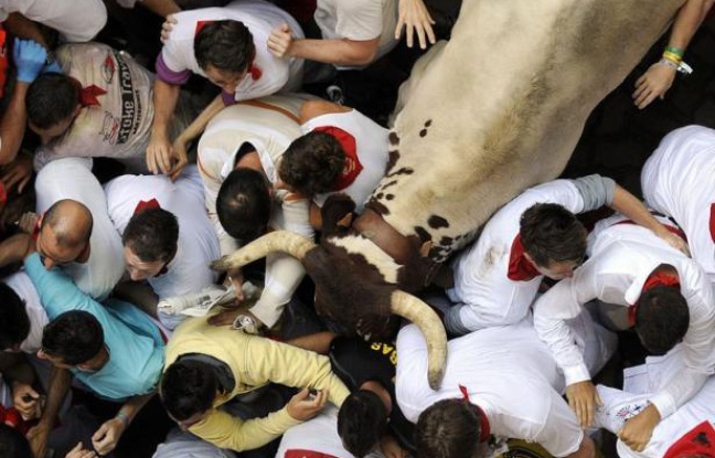 La crise économique n'épargne personne en Espagne: même les très populaires fêtes de la San Fermin en souffrent, alors que les touristes venus assister aux spectaculaires lâchers de taureaux font tout pour réduire leurs dépenses. La crise économique n'épargne personne en Espagne: même les très populaires fêtes de la San Fermin en souffrent, alors que les touristes venus assister aux spectaculaires lâchers de taureaux font tout pour réduire leurs dépenses.