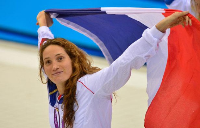 La Française Camille Muffat fête son titre olympique sur 400m, le 29 juillet 2012, à Londres. La Française Camille Muffat fête son titre olympique sur 400m, le 29 juillet 2012, à Londres.