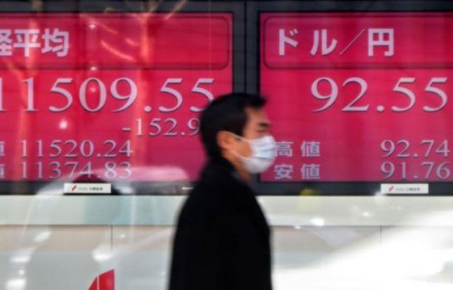 Après les asiatiques, les Bourses européennes plongeaient mardi à l'ouverture, inquiètes d'une paralysie politique en Italie, troisième économie de la zone euro, au lendemain des élections générales très serrées. Après les asiatiques, les Bourses européennes plongeaient mardi à l'ouverture, inquiètes d'une paralysie politique en Italie, troisième économie de la zone euro, au lendemain des élections générales très serrées.