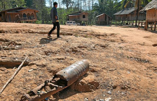 A Bab Labengnam au Laos, une carcasse rouillée de bombe exposée tel un trophée. A Bab Labengnam au Laos, une carcasse rouillée de bombe exposée tel un trophée.