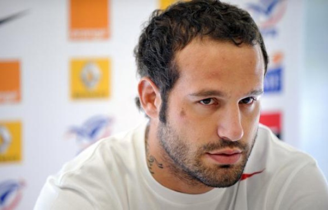 L'entraîneur du XV de France Philippe Saint-André a procédé à six changements dans le XV de départ pour affronter l'Argentine samedi à Tucuman lors du second test-match de la tournée de juin, en titularisant notamment l'ouvreur Frédéric Michalak. L'entraîneur du XV de France Philippe Saint-André a procédé à six changements dans le XV de départ pour affronter l'Argentine samedi à Tucuman lors du second test-match de la tournée de juin, en titularisant notamment l'ouvreur Frédéric Michalak.