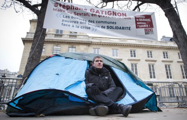 Stéphane Gatignon, maire EELV de Sevran, le 12 novembre 2012 devant l'Assemblée Nationale à Paris. Stéphane Gatignon, maire EELV de Sevran, le 12 novembre 2012 devant l'Assemblée Nationale à Paris.