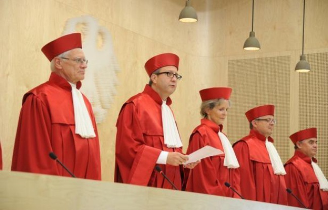 La Cour constitutionnelle allemande doit rendre mercredi matin une décision cruciale pour l'avenir de l'euro en statuant sur la légalité des mécanismes de secours européens. La Cour constitutionnelle allemande doit rendre mercredi matin une décision cruciale pour l'avenir de l'euro en statuant sur la légalité des mécanismes de secours européens.