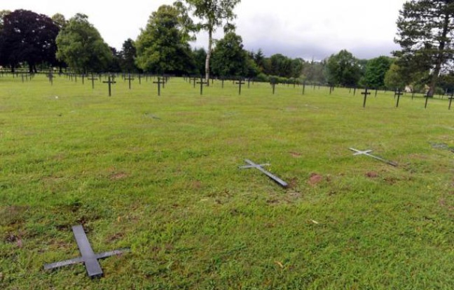 Le tribunal correctionnel de Charleville-Mézières a condamné mercredi deux jeunes majeurs à 6 mois de prison avec sursis pour avoir dégradé des tombes de soldats allemands à Saint-Etienne-à-Arnes (Ardennes) avant les célébrations de la réconciliation franco-allemande, a-t-on appris de source judiciaire. Le tribunal correctionnel de Charleville-Mézières a condamné mercredi deux jeunes majeurs à 6 mois de prison avec sursis pour avoir dégradé des tombes de soldats allemands à Saint-Etienne-à-Arnes (Ardennes) avant les célébrations de la réconciliation franco-allemande, a-t-on appris de source judiciaire.