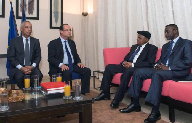 Lors de sa visite au Sénétal, François Hollande s'est rendu sur l'île de Gorée, lieu du martyr de millions d’esclaves, le 12 octobre 2012. Lors de sa visite au Sénétal, François Hollande s'est rendu sur l'île de Gorée, lieu du martyr de millions d’esclaves, le 12 octobre 2012.