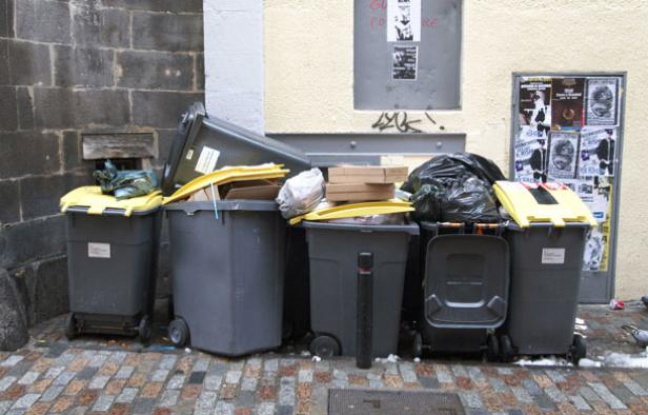 Des poubelles dans une rue. Des poubelles dans une rue.