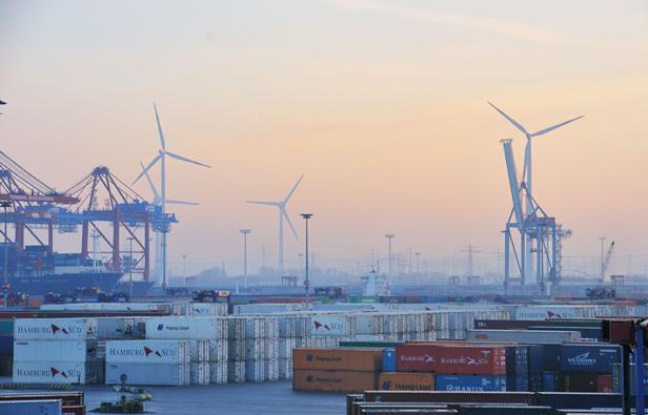 Les éoliennes gagnent du terrain sur les docks de l'immense de port de Hambourg, en Allemagne. Les éoliennes gagnent du terrain sur les docks de l'immense de port de Hambourg, en Allemagne.