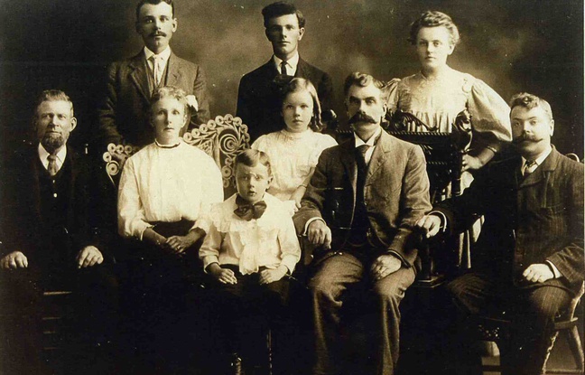 Jadis, les générations étaient tirées à quatre épingles et les moustaches savamment travaillées. Jadis, les générations étaient tirées à quatre épingles et les moustaches savamment travaillées.