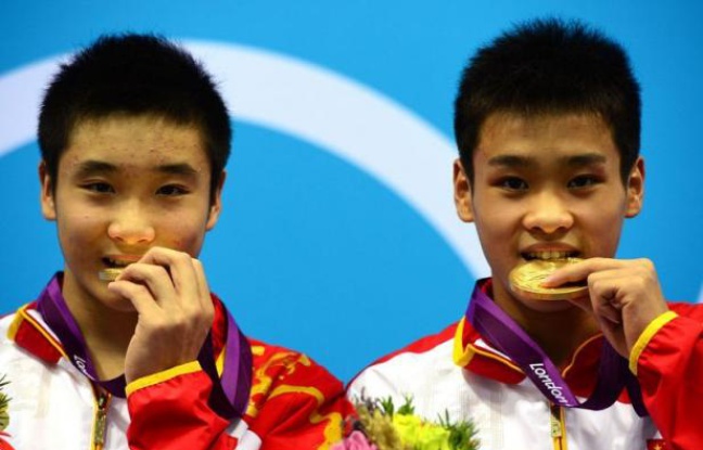 China's gold medalists Cao Yuan and Zhang Yanquan pose on the podium after the men's synchronised 10m platform final diving event at the London 2012 Olympic Games at the Olympic Park in London on July 30, 2012. AFP PHOTO / CHRISTOPHE SIMON China's gold medalists Cao Yuan and Zhang Yanquan pose on the podium after the men's synchronised 10m platform final diving event at the London 2012 Olympic Games at the Olympic Park in London on July 30, 2012. AFP PHOTO / CHRISTOPHE SIMON
