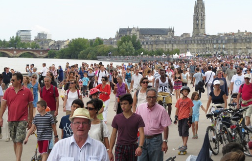 L'HERMIONE QUITTE BORDEAUX POUR REJOINDRE ROCHEFORT 515x330_foule-nombreuse-affluer-admirer-hermione