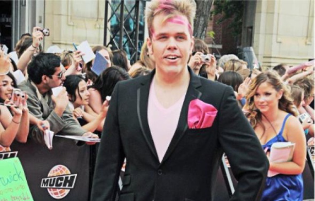 Perez Hilton, connu pour ses critiques acerbes, a d'abord appelé au secours sur Twitter. Perez Hilton, connu pour ses critiques acerbes, a d'abord appelé au secours sur Twitter.