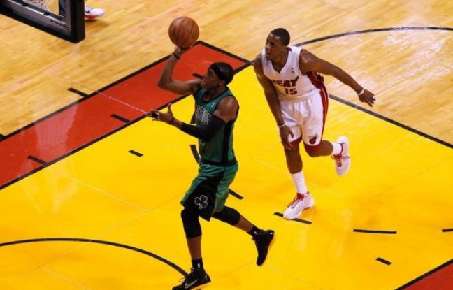 Le meneur de Boston Rajon Rondo, qui a manqué de peu le triple-double (44 points, 10 passes, 8 rebonds), a été vainement héroîque contre Miami vainqueur en prolongation Le meneur de Boston Rajon Rondo, qui a manqué de peu le triple-double (44 points, 10 passes, 8 rebonds), a été vainement héroîque contre Miami vainqueur en prolongation