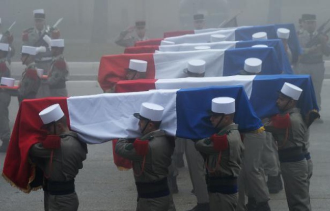 Les cercueils des légionnaires morts dans un avalanche portés lors d'un hommage, le 26 janvier 2016 à Saint-Christol (Vaucluse) Les cercueils des légionnaires morts dans un avalanche portés lors d'un hommage, le 26 janvier 2016 à Saint-Christol (Vaucluse)