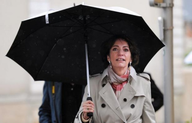 La ministre des Affaires sociales et de la Santé Marisol Touraine a estimé mercredi sur France Inter que le tweet envoyé par Valérie Trierweiler, la compagne de François Hollande, était "un sentiment privé" et qu'elle n'avait pas "cherché à contredire" le chef de l'Etat. La ministre des Affaires sociales et de la Santé Marisol Touraine a estimé mercredi sur France Inter que le tweet envoyé par Valérie Trierweiler, la compagne de François Hollande, était "un sentiment privé" et qu'elle n'avait pas "cherché à contredire" le chef de l'Etat.