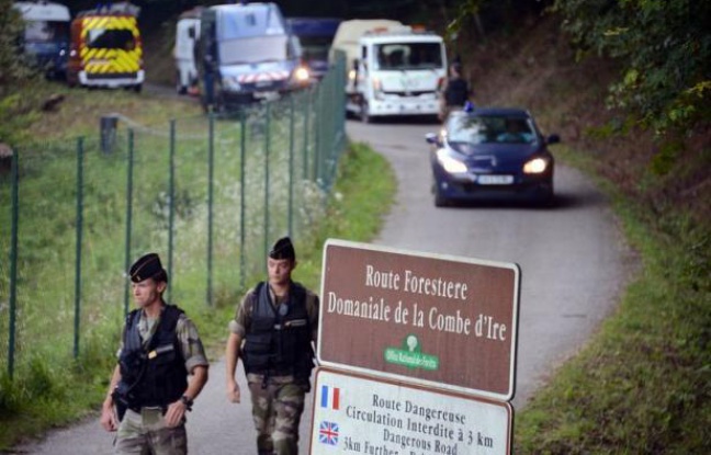 Les enquêteurs chargés de la tuerie des Alpes concentraient vendredi leurs efforts sur la personnalité du père de famille britannique tué mercredi, après avoir réentendu en vain la fillette retrouvée miraculée après être restée huit heures dans sa voiture. Les enquêteurs chargés de la tuerie des Alpes concentraient vendredi leurs efforts sur la personnalité du père de famille britannique tué mercredi, après avoir réentendu en vain la fillette retrouvée miraculée après être restée huit heures dans sa voiture.